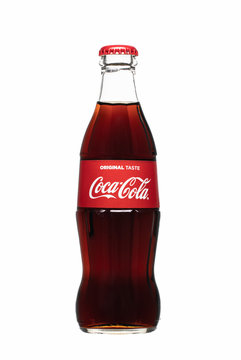 Butelka coca coli na białym tle