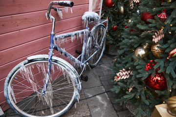 Fototapeta na wymiar bicycle in front of a house