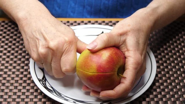 Slicing an apple into quarters and removing the core - good sound 4K