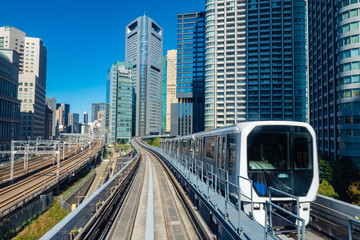 Obraz premium Japan. Tokyo. Train in downtown Tokyo. Public transport in Japan. Transport infrastructure of Tokyo. Multilevel transport routes. Multi-storey office buildings. Modern architecture. Urbanistics.