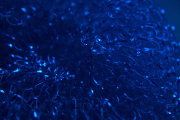 Metallener Scheuerschwamm aus Edelstahl in blauen Licht
