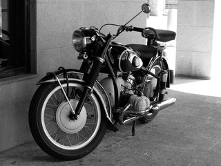 Naklejka premium Czarno-biały stary motocykl w mieście