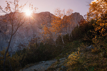 Fototapeta premium letzte Sonnenstrahlen über dem Gebirgskamm, Wanderweg zur Falkenhütte in der Eng