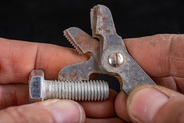 Checking the screw thread with an analog meter. Correctness of the threaded connection.