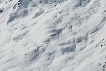 Blick von der Axamer Lizum Tirol in den Alpen auf die schneebedeckten Berge und Tiefschneehang bei Neuschnee im Winter. Lawinenwarnstufe