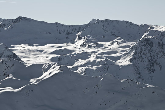 Blick von der Axamer Lizum in Tirol auf die schneebedeckten Berge und Gipfel. Neuschnee im Winter. Tiefschnee. Powder