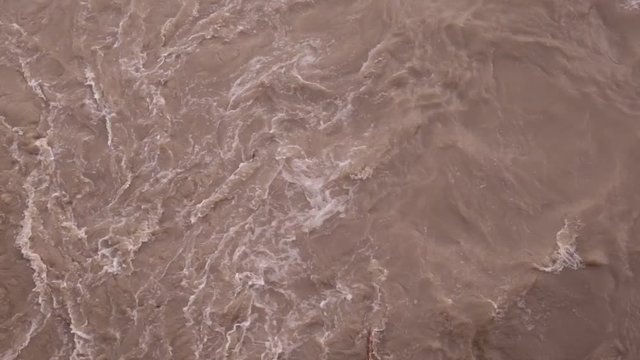 Fiume in piena a rischio esondazione