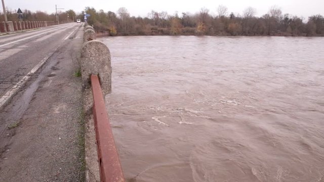 Cavalcavia trema sotto la furia della piena del fiume