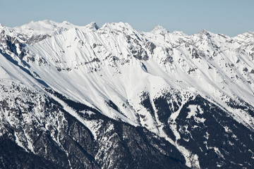 Blick von Innsbruck im Inntal in Tirol auf die Seegrube und die schneebedeckten Gipfel der Nordkette im Winter. Tiefschnee