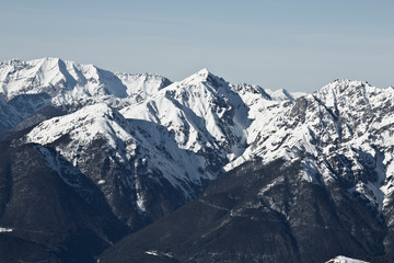 Fototapeta na wymiar Blick von Innsbruck im Inntal in Tirol auf die Seegrube und die schneebedeckten Gipfel der Nordkette im Winter. Kaiserwetter