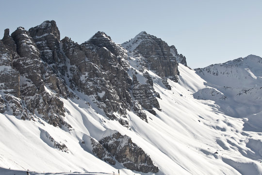 Blick von der Axamer Lizum Tirol in den Alpen auf die schneebedeckten Berge und Tiefschneehang bei Neuschnee im Winter. Lawinengefahr.