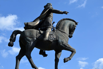 Fototapeta premium sculpture of a rider on a horse monument to king 