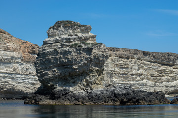 Fototapeta na wymiar Marine landscape with views of the rocky shore