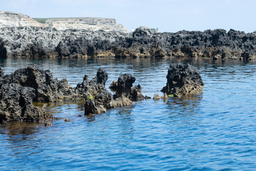 Fototapeta premium Marine landscape with views of the rocky shore.