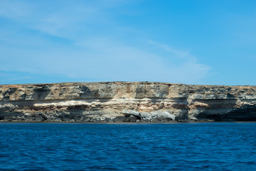 Fototapeta na wymiar Marine landscape with views of the rocky shore.