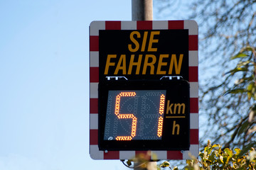 Tempodisplay an Straße, Digitales Schild Tempo Kontrolle für Autofahrer	