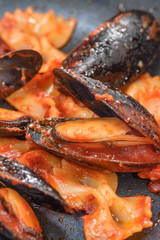 ムール貝とパスタの調理シーン