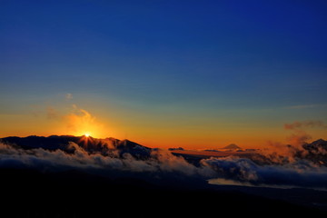 Fototapeta na wymiar 高ボッチからの日の出と富士