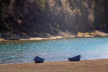 Botes en la orilla de un lago