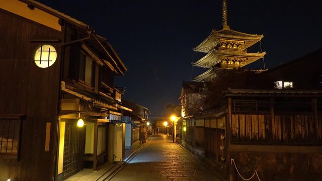 京都 八坂通りと法観寺の夜