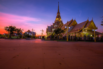 Obraz premium Background of one of the religious sites in Thailand (Wat Sothon Wararam Worawihan) in Chachoengsao, tourists always come to make merit.