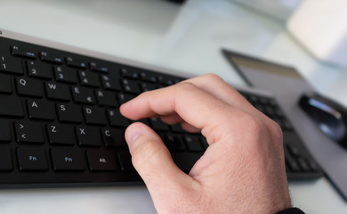 hand which type on the black keyboard