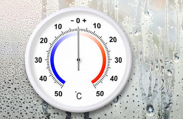 Naklejka premium Outdoor thermometer shows zero degrees temperature. Cold winter day