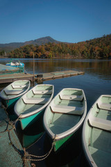 Fototapeta na wymiar 京都、宝ヶ池のボート乗り場から見た比叡山と秋景色