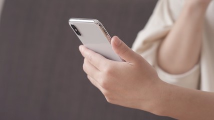 女性　スマホ