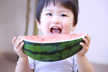 スイカを食べる男の子