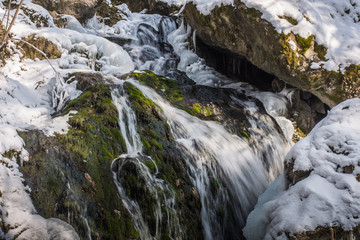 fliessendes wasser und bemooste felsen