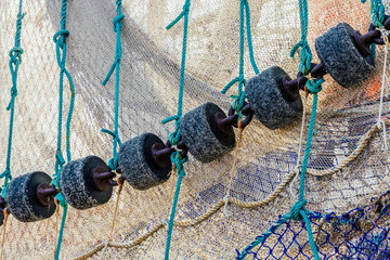 Netz eines Fischkutters im Fischereihafen von Greetsiel, Ostfriesland, Niedersachsen, Deutschland
