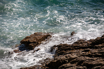 vague sur les rochers
