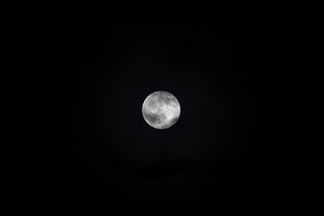 Bewölkter Himmel mit Vollmond