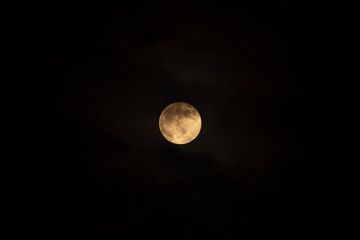 Bewölkter Himmel mit Vollmond