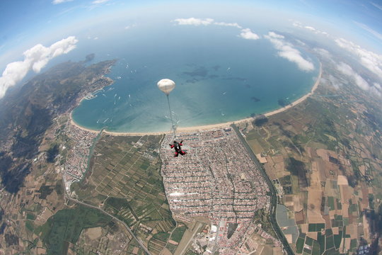 vista aerea de Empuriabrava y la bah&iacute;a de Roses en ca&iacute;da libre con t&aacute;ndem paracaidista