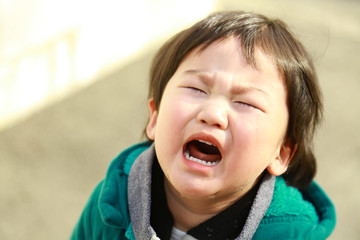 泣く男の子