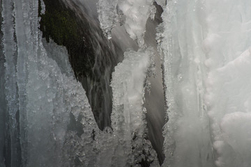 eiszapfen bei einem wasserfall detail