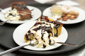 Varios trozos de tartas