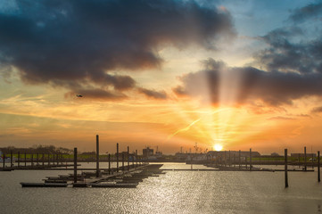 Hafen Norddeich im Gegenlicht der Sonne