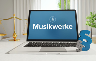 Musikwerke – Recht, Gesetz, Internet. Laptop im Büro mit Begriff auf dem Monitor. Paragraf und Waage. .
