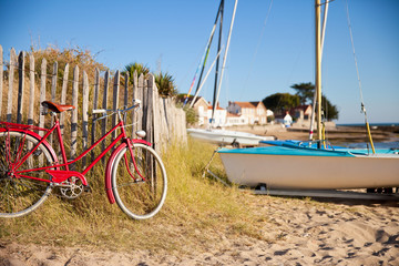 V&eacute;lo sur la plage de l'&icirc;le de Noirmoutier en Vend&eacute;e. France