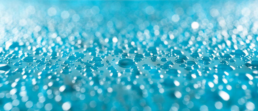 blaue wassertropfen abstrakt, hintergrund konzept f&uuml;r wellness, bad, spa, kosmetik und k&ouml;rperpflege
