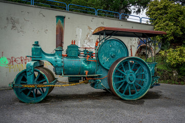 Fototapeta na wymiar Retro steam car