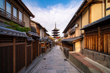 Fototapeta na wymiar Walkway in Kyoto traditional home and old market with Yasaka Pagoda background