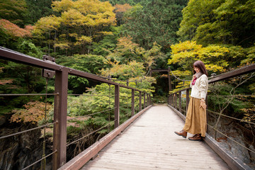 吊り橋にいる女性