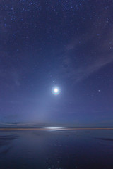 Fototapeta na wymiar ニュージーランド　オークランド近郊のピハ・ビーチの星空と月