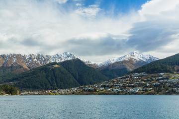 ニュージーランド　クイーンズタウンのワカティプ湖の風景