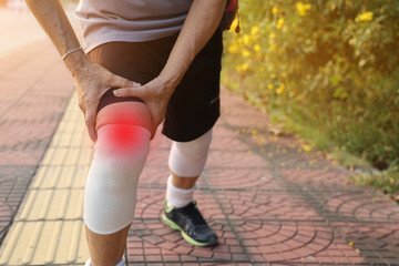 A man hurts his knees while jogging