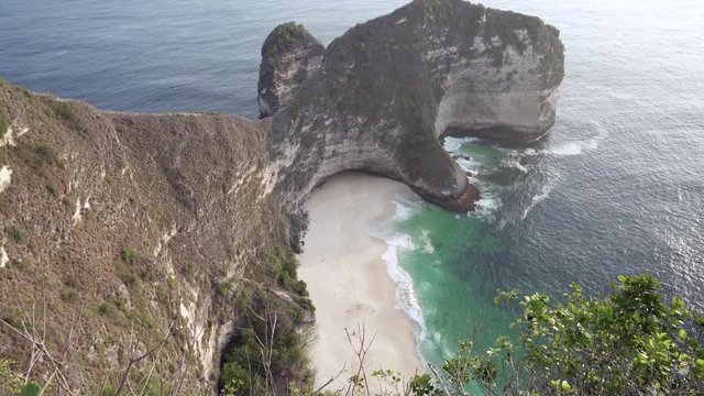  Majestic view during the sunset in Manta Bay nebo Kelingking Beach in island of Nusa Penida, Indonesia.